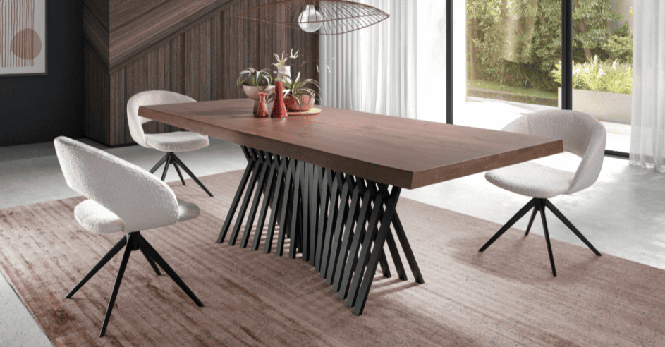 Vista general de mesa de madera de diseño con sillas beis - disponible en Mobles Álvarez en Terrasa