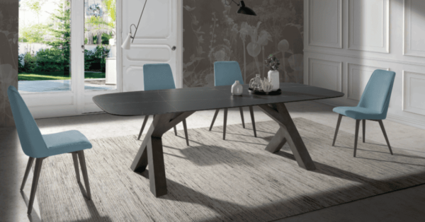 Mesa negra junto con sillas azules - disponible en Mobles Álvarez en Terrasa