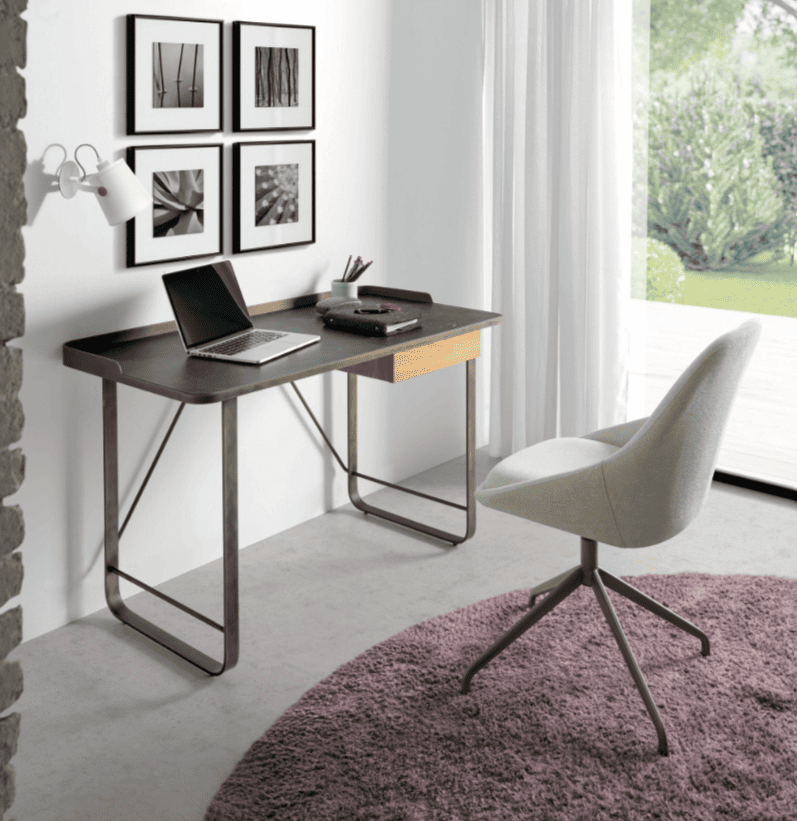 Vista completa de escritorio de madera - disponible en Mobles Álvarez en Terrasa